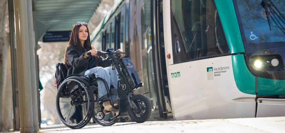 BATEC MINI 2 PLUS BATEC MINI 2 PLUS - FEMME, FAUTEUIL ROULANT 3 EME ROUE - METRO - LOGO PMR
